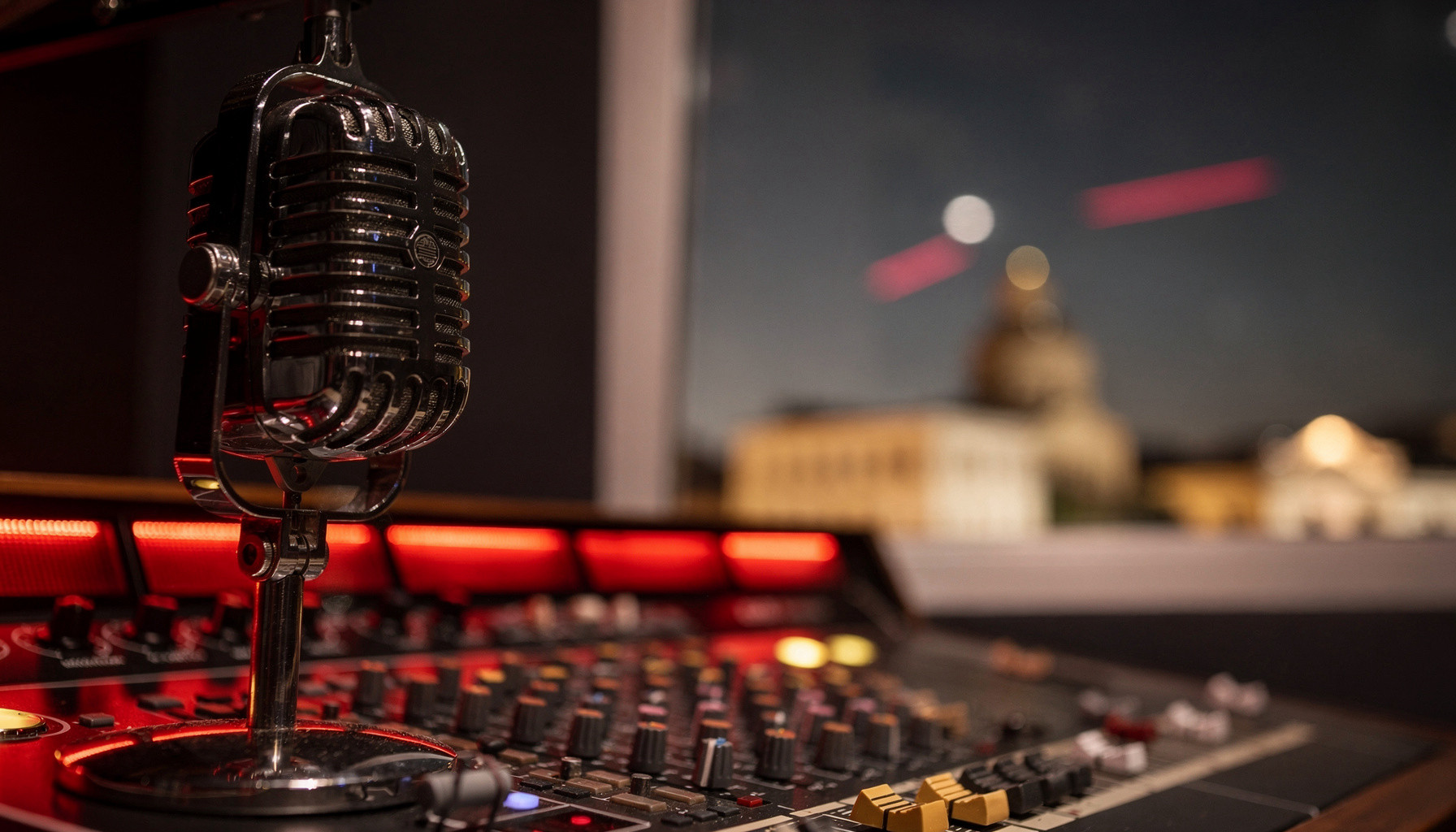 LILI RECORDS RADIO — radio station website built with WebZum AI website creator